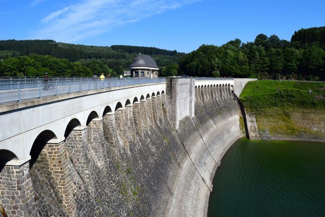 dam-912442_1280